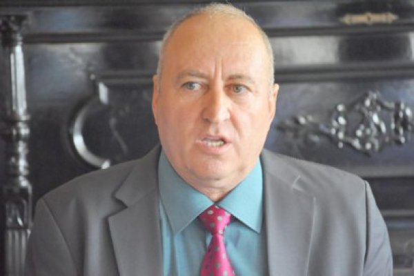 Chesoi aşteaptă ziua în care va da din nou indicaţii în sediul din care a fost evacuat